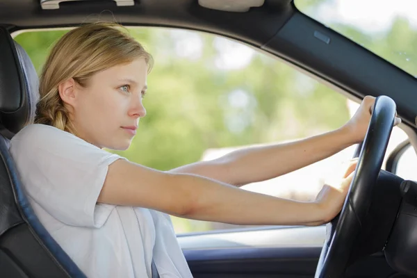 Mãos Motorista Femininas Usando Chifre — Fotografia de Stock