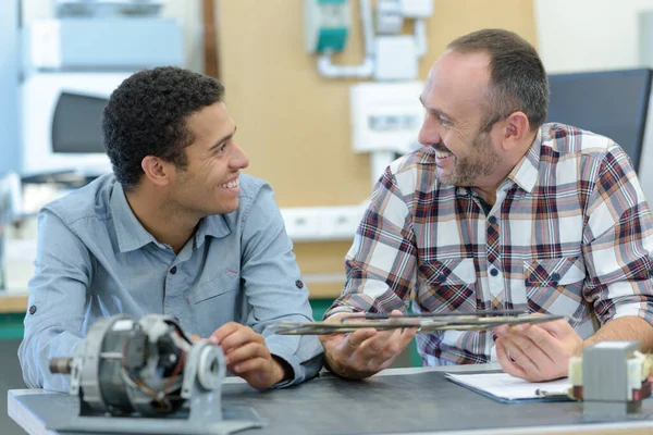 Dois Trabalhadores Positivos Oficina — Fotografia de Stock