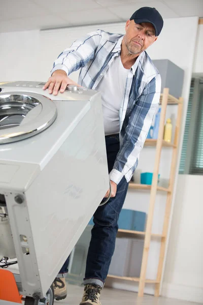 Hombre Llevando Lavadora — Foto de Stock