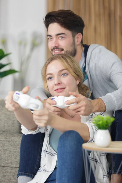 Pár Szórakozás Otthon Játszik Videojátékok — Stock Fotó