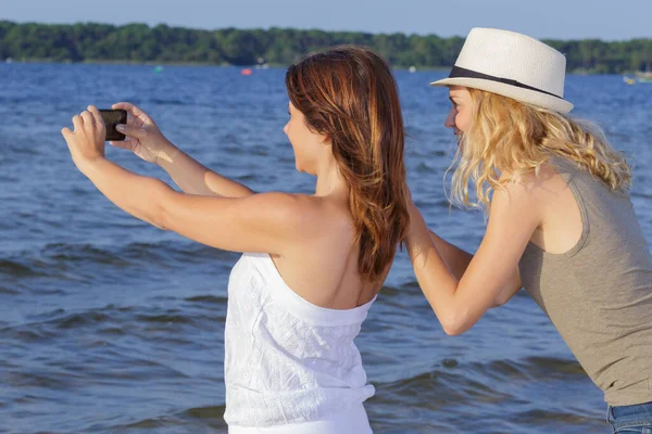 Dos Mujeres Haciendo Selfie Aire Libre —  Fotos de Stock