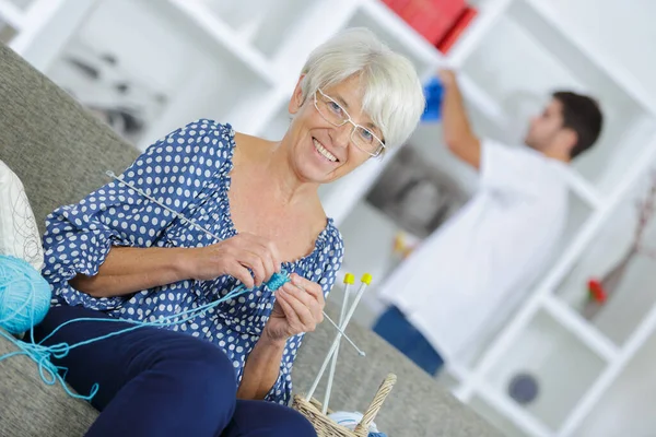 Gelukkig Senior Dame Genieten Van Haar Breien — Stockfoto