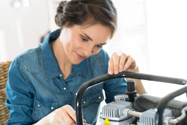 Portrait Woman Hand Fixing Engine — Stockfoto