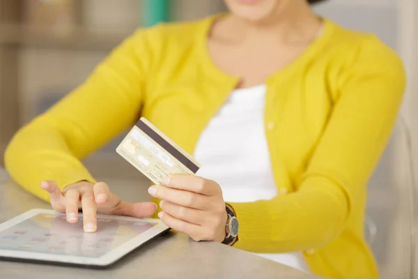Foto Focada Mulher Usando Cartão Crédito Para Compras Line — Fotografia de Stock