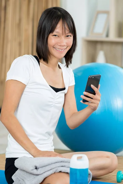 Jonge Vrouw Ontspant Met Telefoon Yoga — Stockfoto