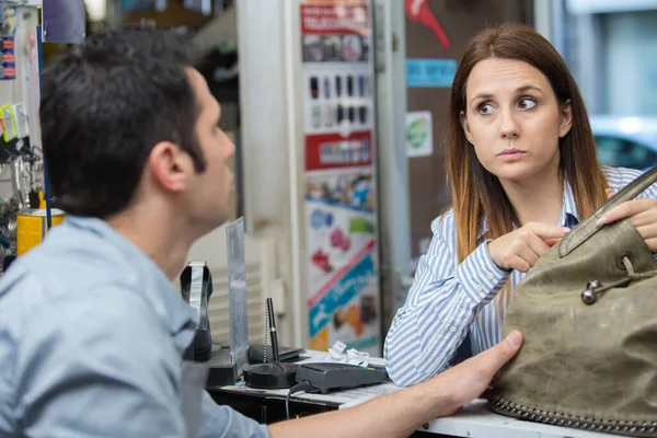 Calzolaio Femminile Parlando Con Cliente Maschile — Foto Stock