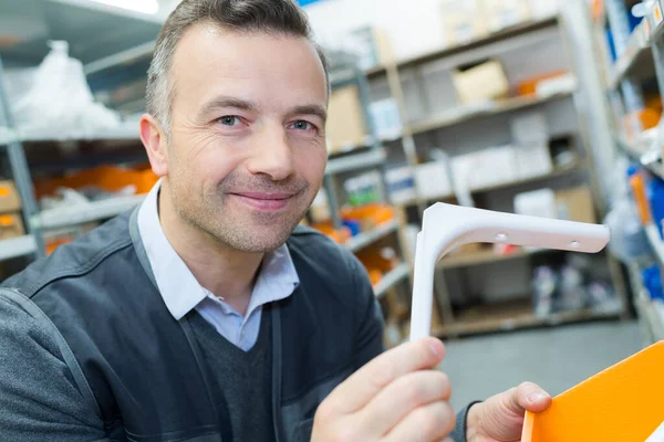 Mannen Ett Lagerställe Kontrollerar Lagernivåer Varor — Stockfoto