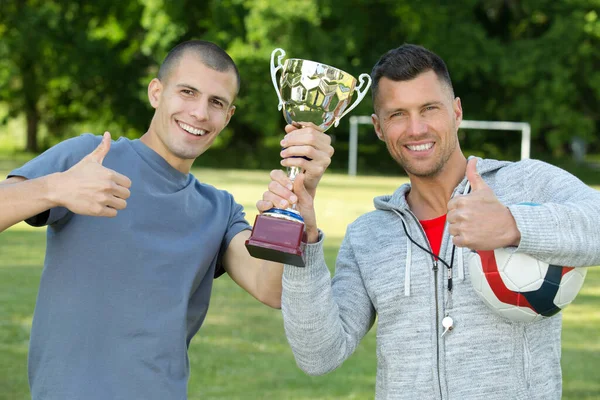 Twee Mannen Met Een Trofee — Stockfoto