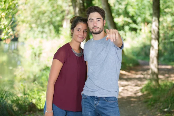 Couple Countryside Pointing Forward — Stock Photo, Image