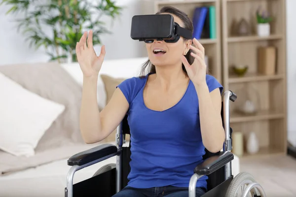 Kvinna Rullstol Med Hjälp Virtual Reality Glasögon Moderna Kontor — Stockfoto