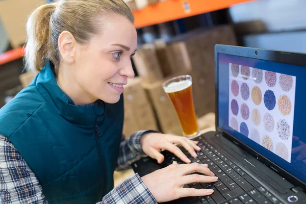 Happy Female Brewer Testing Beer Brewery — Stock Photo, Image