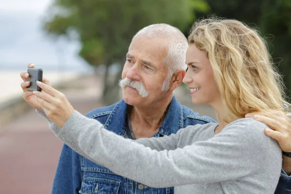 Aposentado Pai Meia Idade Filha Tomando Selfie — Fotografia de Stock