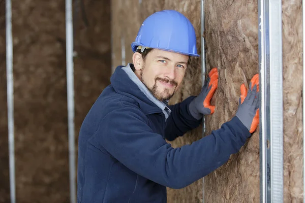 Byggare Skyddshjälm Och Handskar Som Gör Isoleringsarbeten — Stockfoto