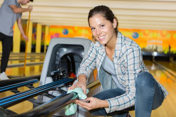 Centro Bolos Limpieza Femenina Feliz — Foto de Stock