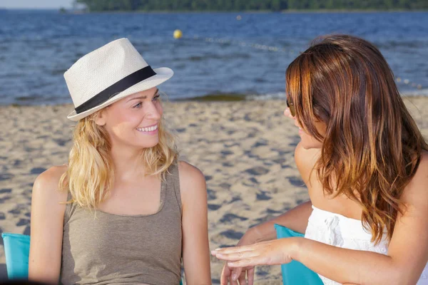 Amigos Sexo Feminino Conversando Praia — Fotografia de Stock