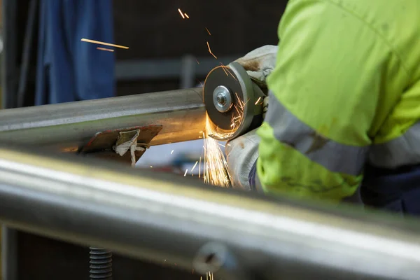 Mann Schneidet Mit Kordeln Metall Mit Kreissäge — Stockfoto