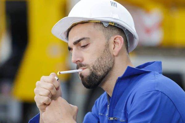 Açık Havada Sigara Içen Bir Işçinin Portresi — Stok fotoğraf