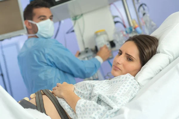 Worried Pregnant Lady Hospital — Stock Photo, Image