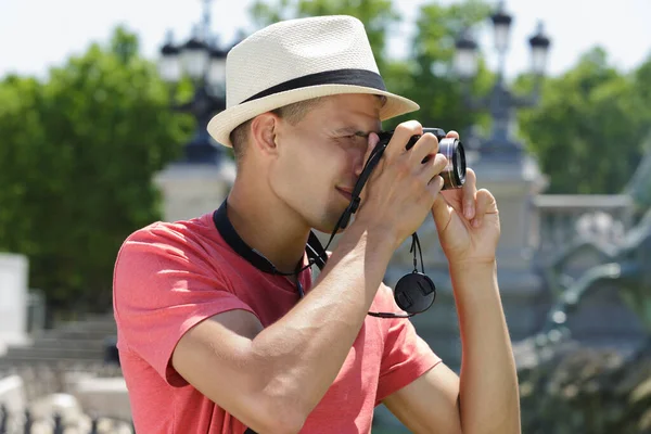 Joven Hombre Sonriente Tomando Fotos Mientras Camina Por Ciudad — Foto de Stock