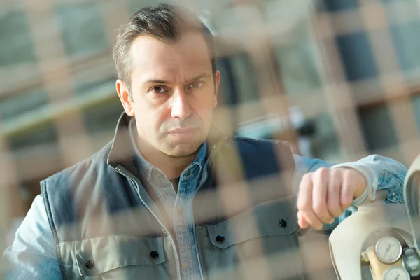 Ernstige Werknemer Met Gele Helm Werkpak — Stockfoto