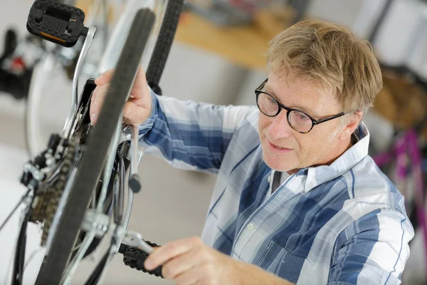 Homem Sênior Fazendo Manutenção Bicicleta — Fotografia de Stock