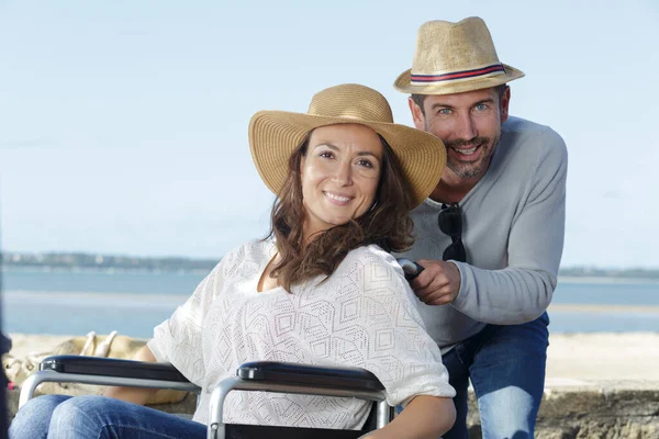 Behinderte Frau Mit Ihrem Mann Auf Kaffeefahrt — Stockfoto