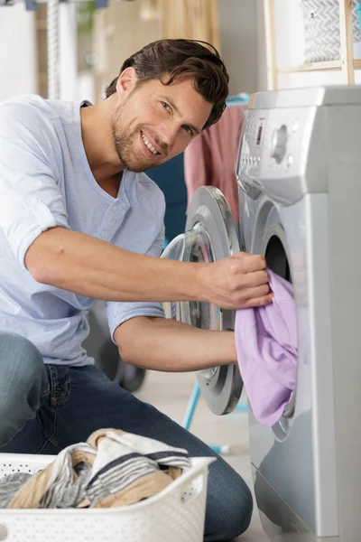 Man Sätta Kläder Tvättmaskin — Stockfoto