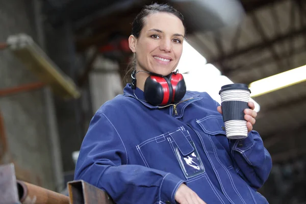 Operaia Sorridente Che Beve Caffè — Foto Stock