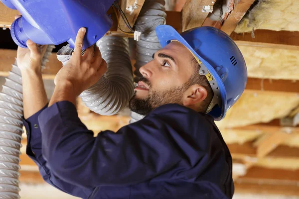 Joven Trabajador Masculino Instalación Unidad Aire Acondicionado Espacio Azotea —  Fotos de Stock