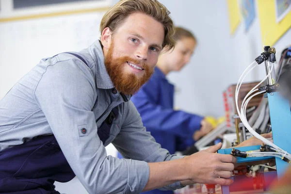 Man Vid Montering Elektroniska Komponenter — Stockfoto