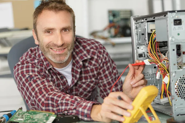 Engenheiro Eletrônico Verifica Indicadores Multímetro Digital — Fotografia de Stock