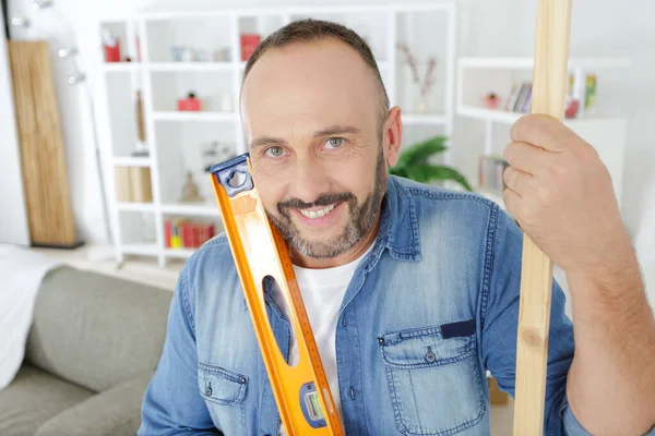 Mann Steht Mit Der Ebene Raum — Stockfoto