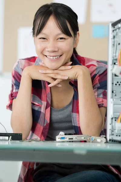 Gelukkig Vrouwelijk Technicus Vaststelling Computer — Stockfoto