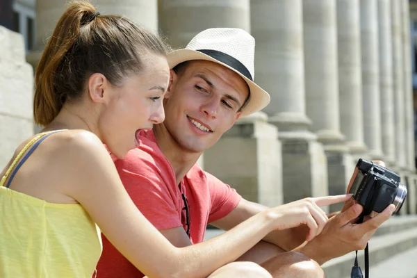 Vue Jeune Couple Attrayant Regardant Des Photos Sur Caméra — Photo