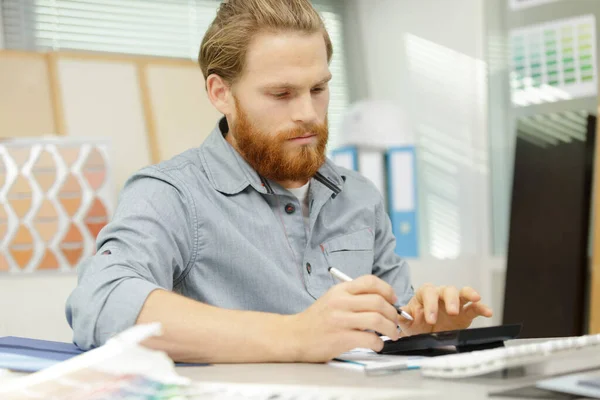 Hombre Trabajando Oficina Con Calculadora Mesa — Foto de Stock