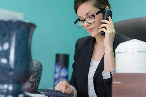 Affärskvinna Med Bärbar Dator Och Mobiltelefon Kontoret — Stockfoto