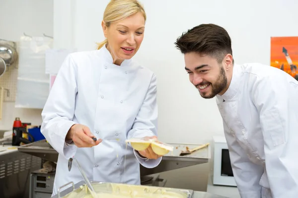 Trabajadores Llenando Molde Con Chocolate Derretido Cocina —  Fotos de Stock