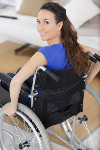 Ευτυχισμένη Γυναίκα Αναπηρική Καρέκλα Στο Σπίτι — Φωτογραφία Αρχείου
