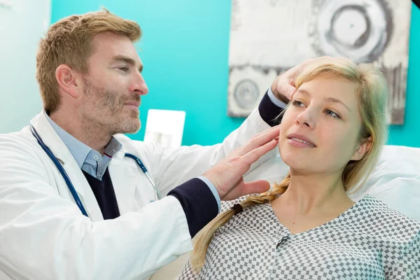 Dermatologo Esaminando Paziente Primo Piano Clinica — Foto Stock