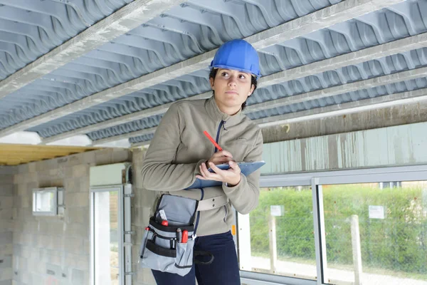 Mooie Vrouw Werknemer Maken Notities Klembord — Stockfoto