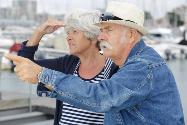 Senior Coppia Harbourside Guardando Vista — Foto Stock