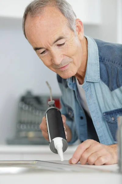 Älterer Mann Mit Silikon Waschbecken — Stockfoto