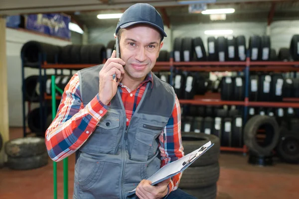 Trabajador Feliz Teléfono Servicio Reparación Neumáticos — Foto de Stock