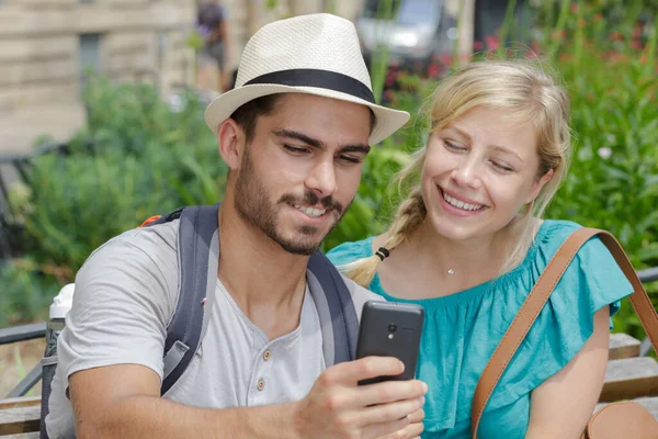 Νεαρό Ζευγάρι Που Βγάζει Selfie Ενώ Ξεκουράζεται Από Τον Περίπατο — Φωτογραφία Αρχείου