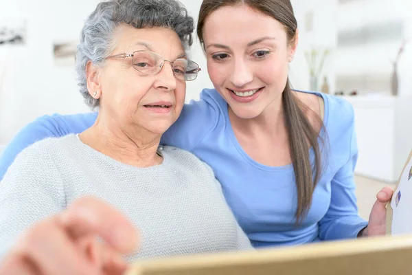 Enkelin Zeigt Alte Dame Wie Man Tablette Benutzt — Stockfoto