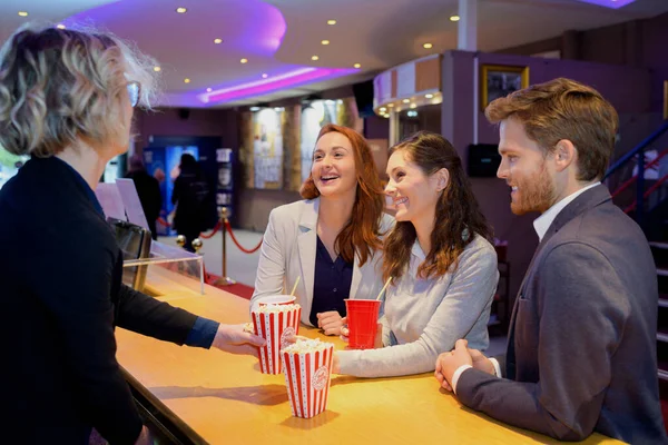 映画館のスナックバーで食べ物を買う人は — ストック写真