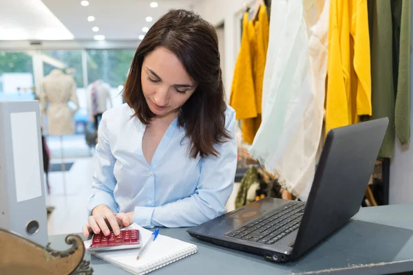 Kleding Boetiek Manager Werken — Stockfoto