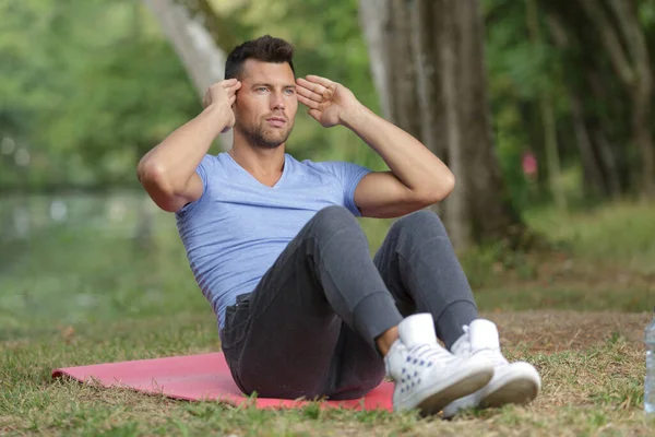 Homem Realizando Sit Ups Floresta Pela Manhã — Fotografia de Stock