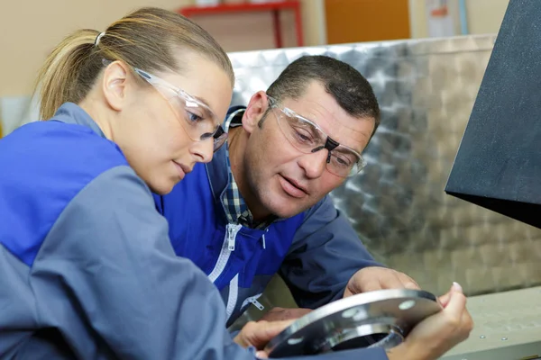 Trabalhadores Fábrica Máquinas Ferramenta — Fotografia de Stock