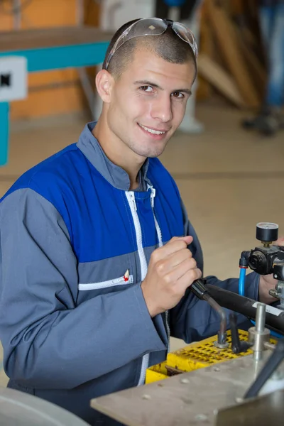 Retrato Jovem Feliz Técnico Masculino — Fotografia de Stock